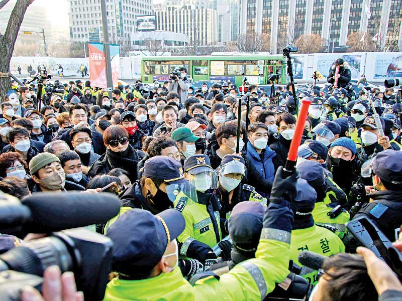 أصحاب مشاريع صغيرة يتظاهرون في سيول أمس احتجاجاً على بعض القيود التي تفرضها السلطات لمواجهة «كورونا» t (رويترز)