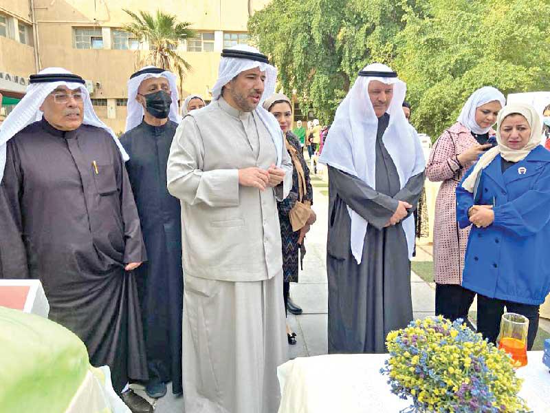 رئيس مجلس الإدارة المدير العام للهيئة العامة للبيئة الشيخ عبدالله الحمود والوكيل المساعد للتنمية التربوية والأنشطة فيصل المقصيد في جولة بالحديقة الصديقة للبيئة