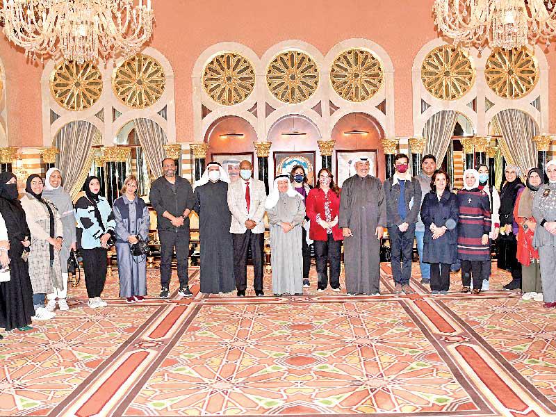 مختار الضاحية فيصل الوقيان والوفد الزائر في لقطة تذكارية بديوان بوخمسين (تصوير ميلاد غالي)