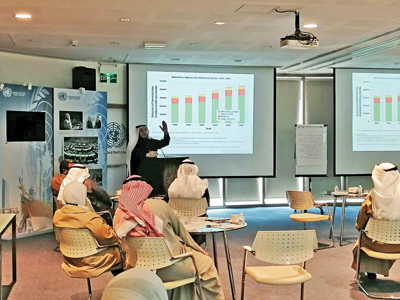 جانب من ورشة «الهلال الأحمر»