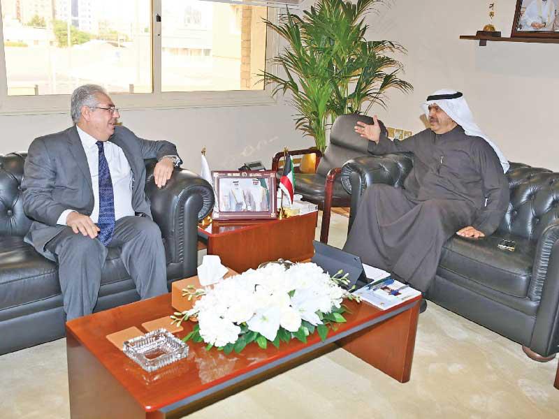 محافظ حولي علي الأصفر مستقبلاً شلتوت أمس