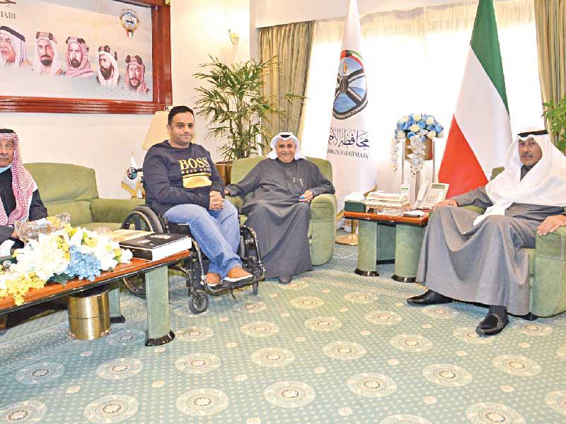 محافظ الأحمدي مستقبلاً المصور الشطي ووالده والمتروك