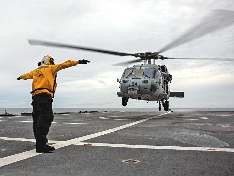 هليكوبتر تهبط في منطقة عمليات الأسطول الأميركي السابع أمس
