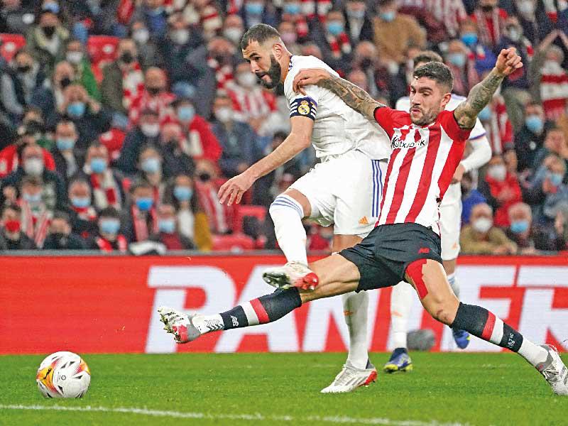 بنزيمه خلال مشاركته في إحدى الهجمات 