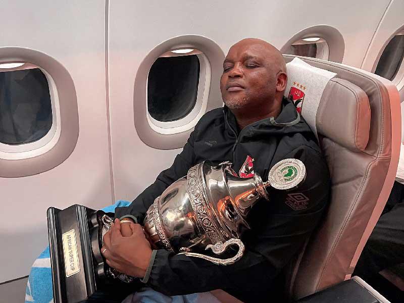 موسماني في غفوة محتضناً الكأس 