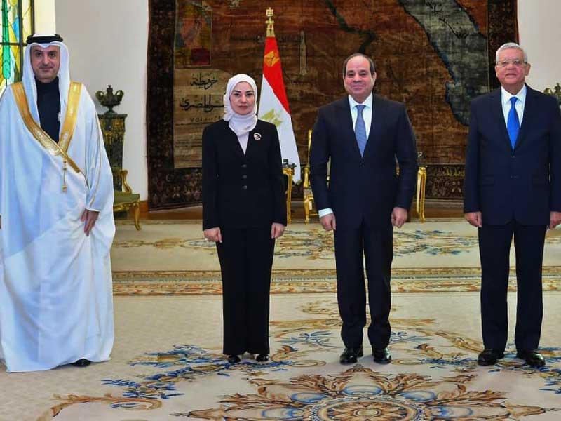 الرئيس المصري عبدالفتاح السيسي مستقبلاً زينل بحضور نظيرها المصري حنفي جبالي والسفير هشام الجودر أمس (الرئاسة)