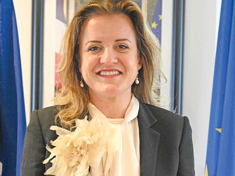 السفيرة الفرنسية لدى البلاد كلير لوفليشر