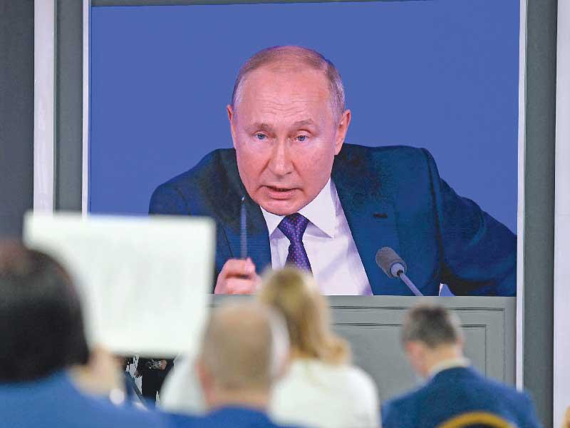 بوتين متحدثاً في مؤتمره الصحافي السنوي بموسكو أمس (أ ف ب)n