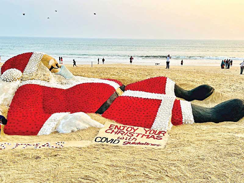 مجسم بابا نويل على الشاطئ