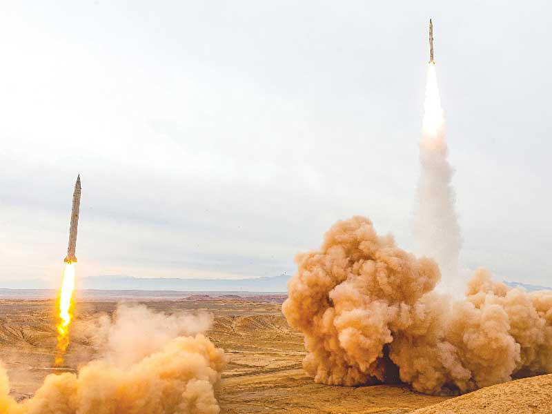 إطلاق الصواريخ في مناورات جنوب غرب إيران أمس الأول (رويترز)