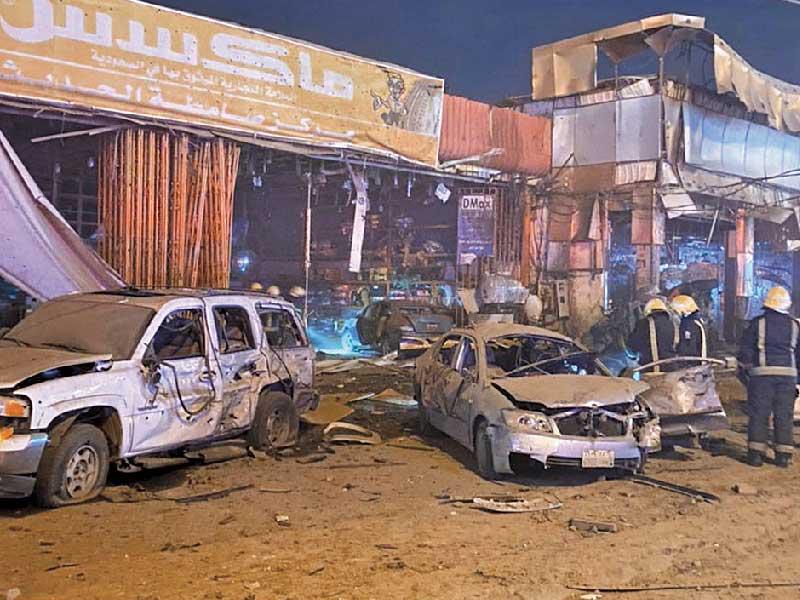 محال تجارية وسيارات متضررة جراء تناثر شظايا في جازان ليل الجمعة - السبت (أ ف ب)n