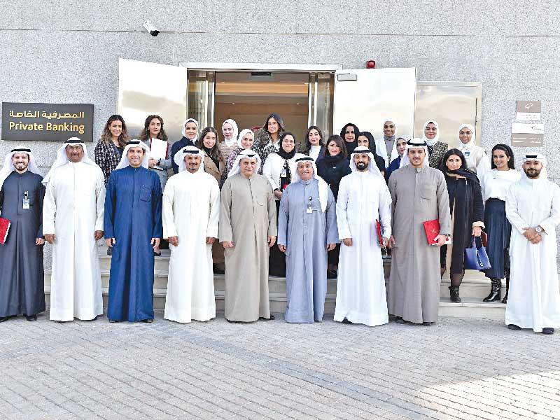 الماجد والمضف ومسؤولو «بوبيان» يتوسطون متدربي «الائتمان»
