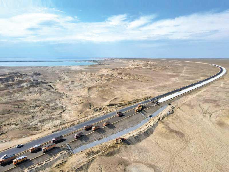 افتتاح أول طريق سريع عابر للصحراء في شينجيانغ بشكل رسمي لتقليل وقت السفر بين المدن في شمال الإقليم t(شينخوا) 