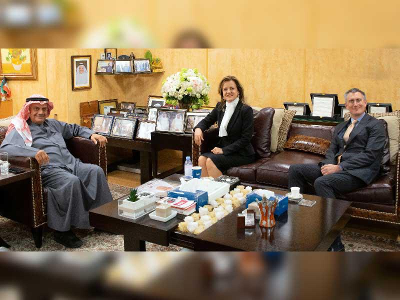 رئیس مجلس الإدارة الرئیس التنفیذي في شركة علي عبدالوهاب المطوع التجاریة، فیصل علي المطوع خلال استقباله السفيرة الفرنسية والملحق الاقتصادي