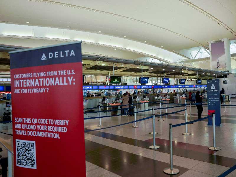 أوميكرون  يلغي ويؤجل آلاف الرحلات الجوية