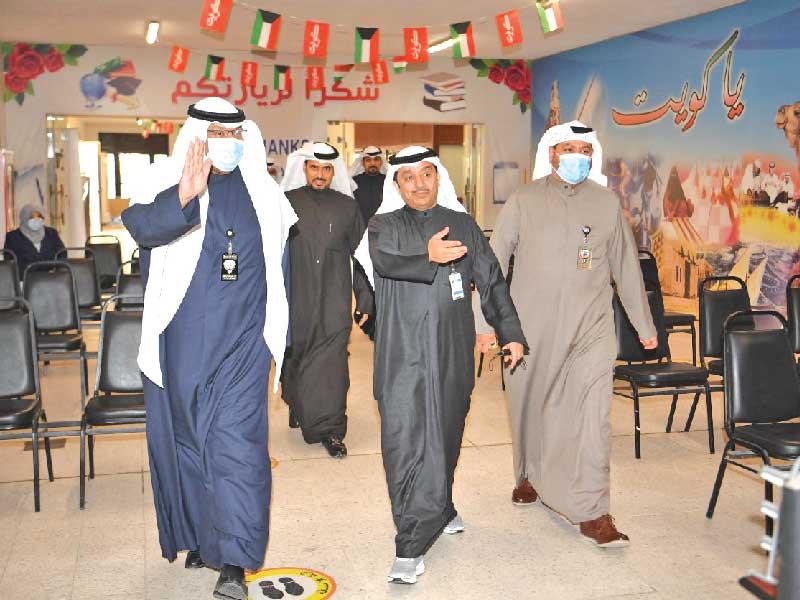 وكيل «التربية» خلال زيارته مبنى التعليم الخاص بمنطقة مبارك الكبير