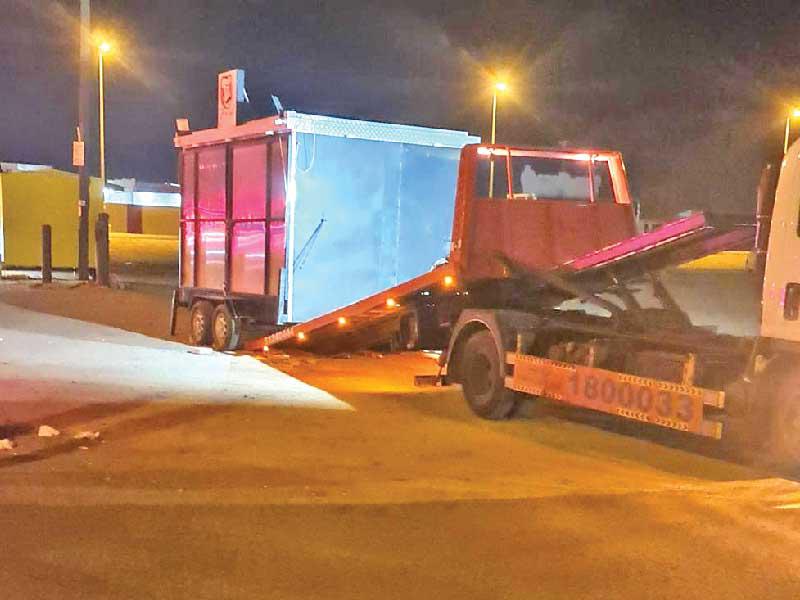 جانب من عملية رفع المركبات المتنقلة المخالفة