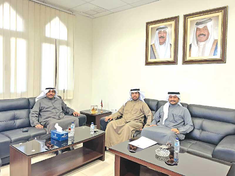 عميد شؤون الطلبة بالوكالة في جامعة الكويت د. سلمان العنزي مستقبلاً وفد اتحاد الطلبة