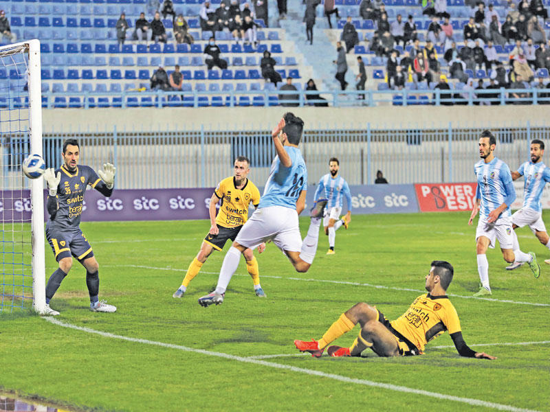 جانب من مباراة السالمية والقادسية أمس