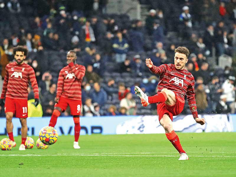 لاعبو ليفربول خلال إحماء قبل مباراة سابقة