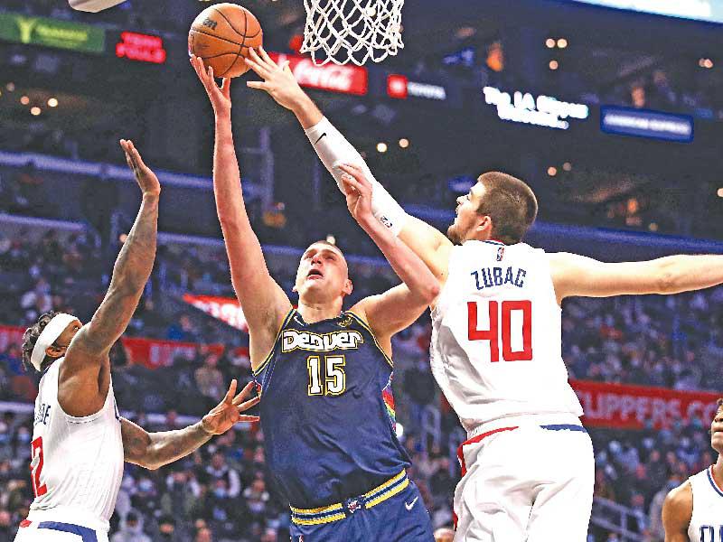 يوكيتش نجم دنفر في محاولة للتسجيل في سلة كليبرز