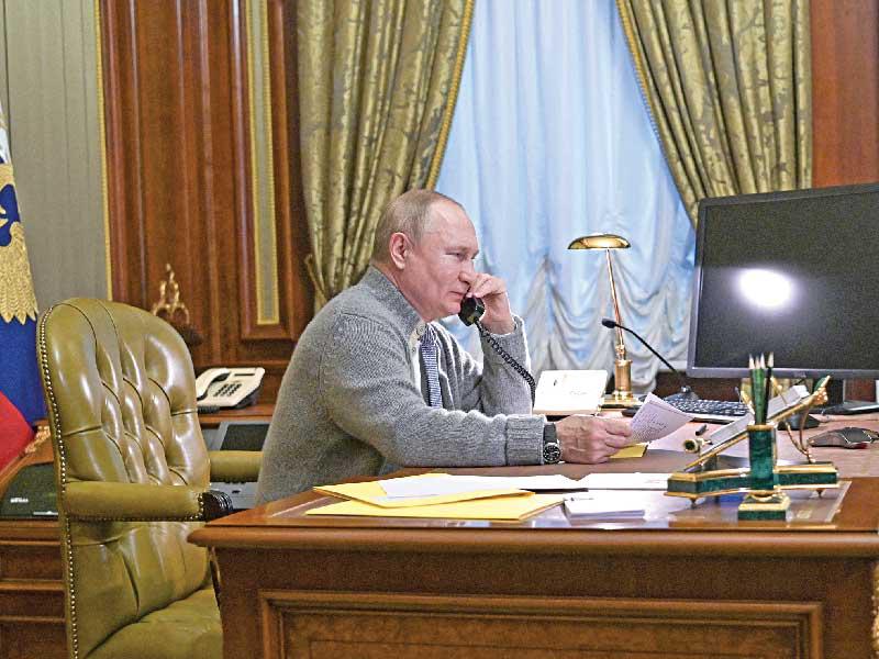 الرئيس فلاديمير بوتين يتحدث عبر الهاتف بمناسبة عيد الميلاد أمس        (رويترز)