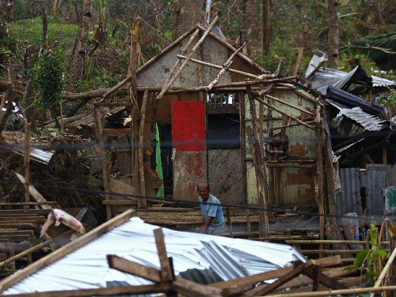 جانب من الآثار الناجمة عن الإعصار