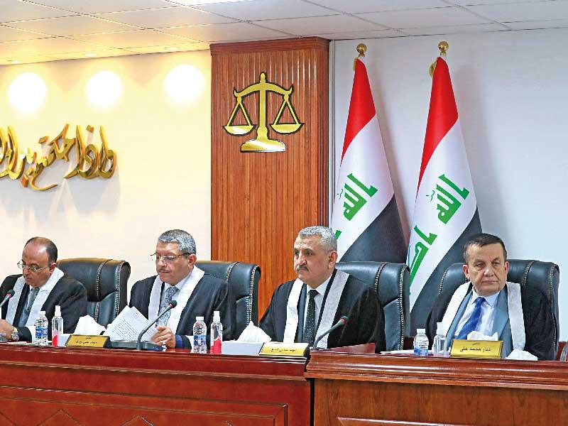 هيئة المحكمة خلال النطق برفض الطعن في نتائج الانتخابات البرلمانية وسط بغداد أمس (أ ف ب)