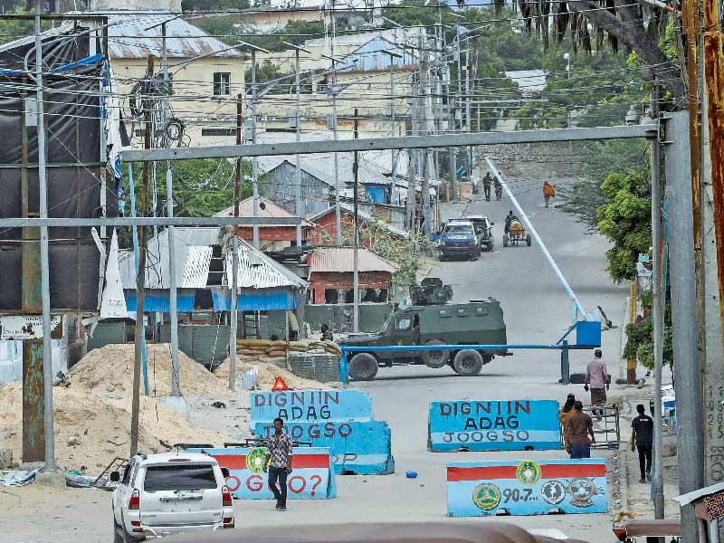  انتشار العسكر والحواجز قرب القصر الرئاسي في مقديشو أمس (رويترز)