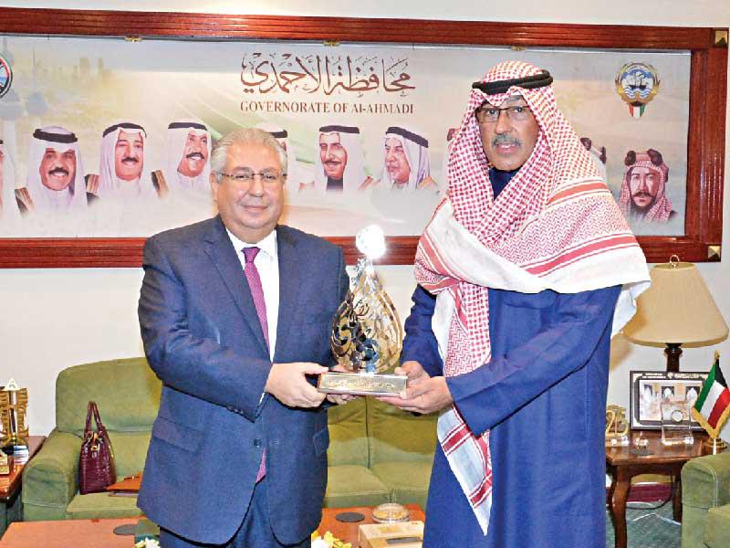 محافظ الأحمدي مستقبلاً السفير المصري
