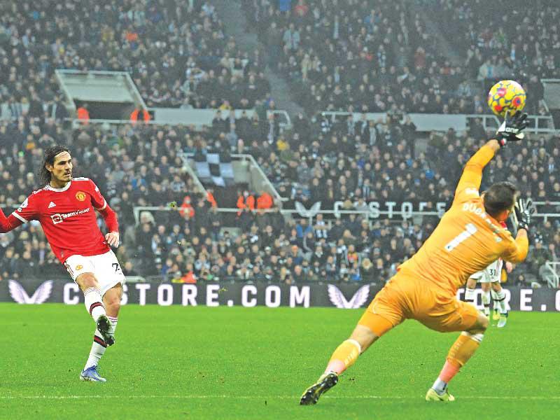 كافاني نجم مانشستر يونايتد في محاولة امام مرمى نيوكاسل