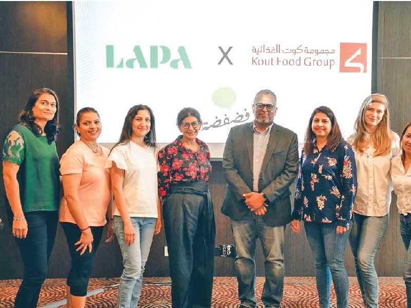 السيدة فارعة السقاف والسيد محمد أمين المدير التنفيذي لشركة مجموعة الكوت الغذائية والمتدربات من مجموعة الكوت الغذائية