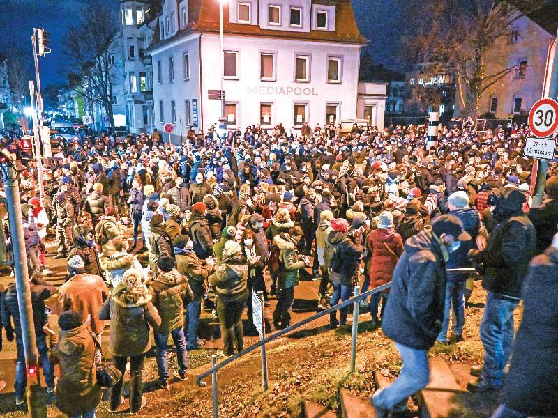 ألمان يتظاهرون احتجاجاً على قيود «كورونا» في مدينة بادن وورتنبورغ (د ب أ)