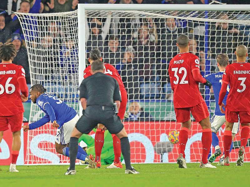 لوكمان نجم ليستر يحرز هدفه في مرمى ليفربول