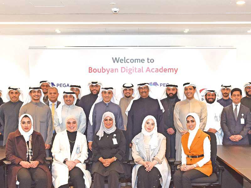 الإدارة العليا لـ«بوبيان» تتوسط خريجي ««Boubyan Digital Academy