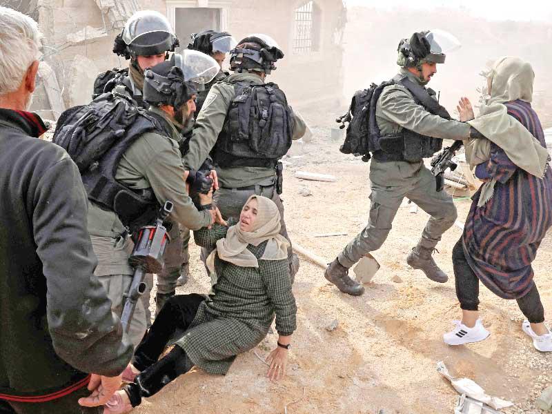 الاحتلال يهاجم فلسطينيتين خلال هدم منزليهما بالخليل أمس الأول (أ ف ب)