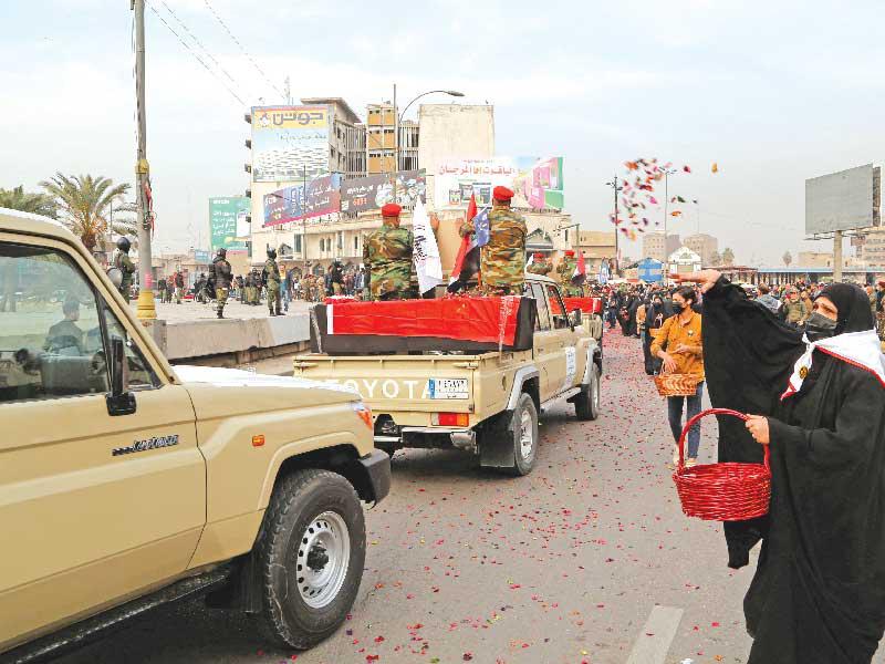 موكب جنائزي أمس لقتلى سقطوا مع قائد فيلق القدس قاسم سليماني العام الماضي (رويترز)