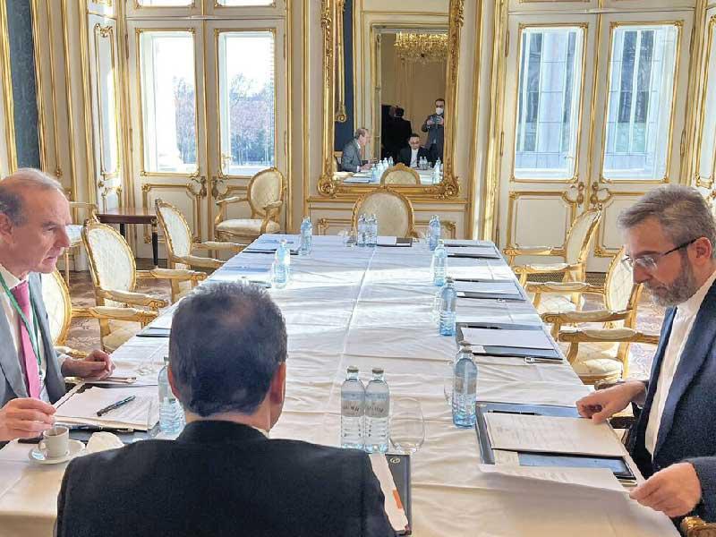 ممثل الاتحاد الأوروبي في المفاوضات النووية انريكي مورا مجتمعاً برئيس الوفد الإيراني علي باقري كني في فيينا أمس (إرنا)