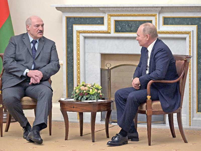 الرئيس الروسي فلاديمير بوتين مستقبلاً نظيره البيلاروسي ألكسندر لوكاشينكو أمس (رويترز)