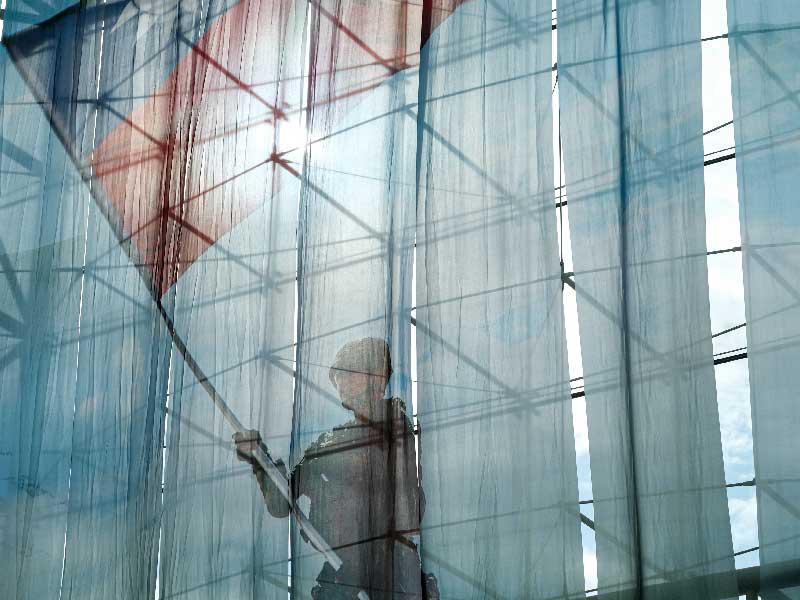 جندي تايواني يحمل العلم التايواني خلال حفل ترقية الجنرالات والضباط في وزارة الدفاع التايوانية