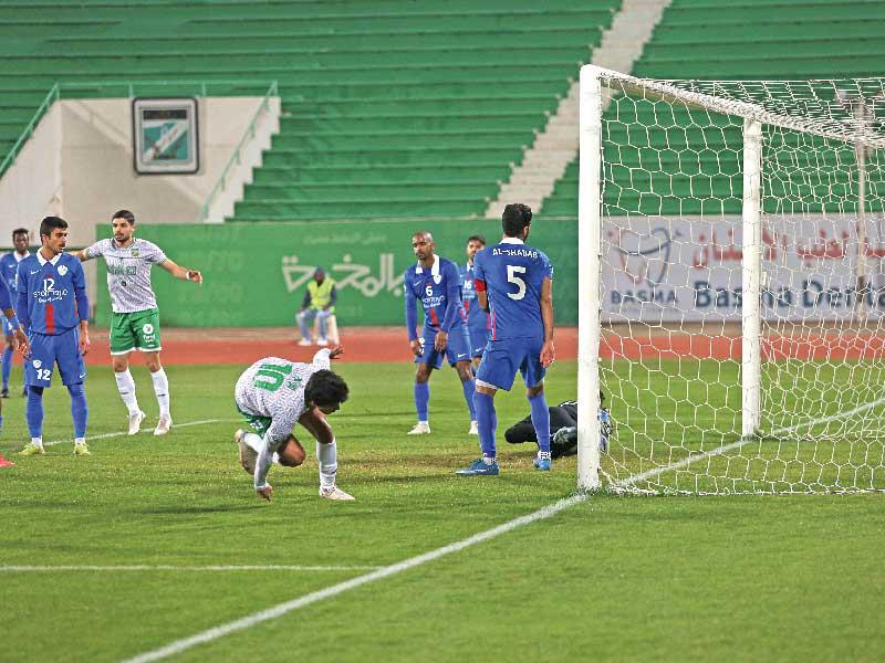 لحظة تسجيل بندر السلامة هدفه في مرمى الشباب (تصوير جورج رجي)