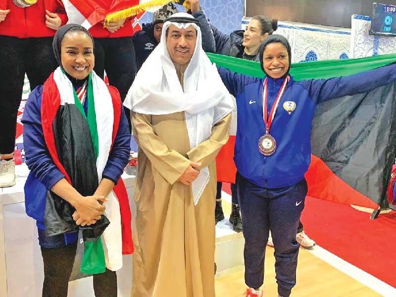 الجسار يتوسط سارة الهندي وقماشة المنديل بعد التتويج