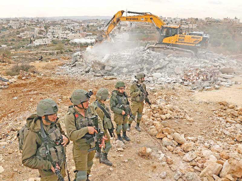 قوات الاحتلال تؤمن هدم منزل في الخليل أمس الأول (أ ف ب)n