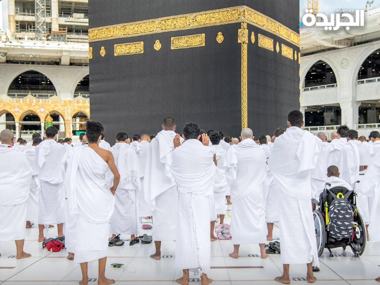 تطبيق التباعد الجسدي بين المصلين والمعتمرين في المسجد الحرام