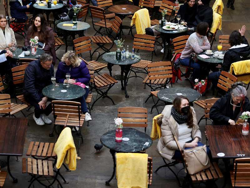 مجموعة صغيرة من البريطانيين في احد مقاهي لندن (رويترز)