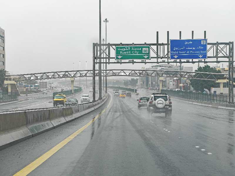 شوارع الكويت تحت الأمطار كما بدت أمسt(تصوير عبدالله خلف)