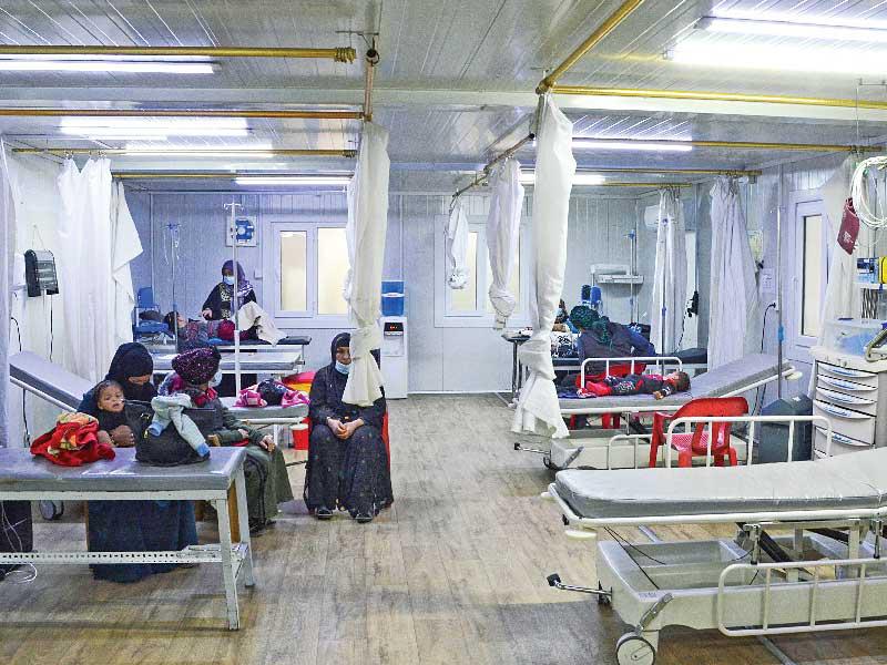 عراقيات داخل مشفى في الموصل منتصف ديسمبر الجاري (أ ف ب)