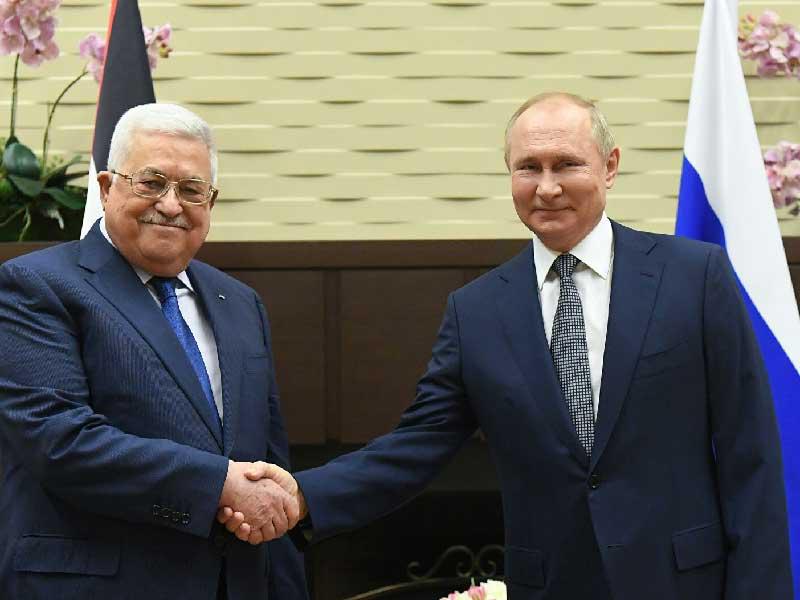 الرئيس الفلسطيني محمود عباس مصافحاً نظيره الروسي فلاديمير بوتين