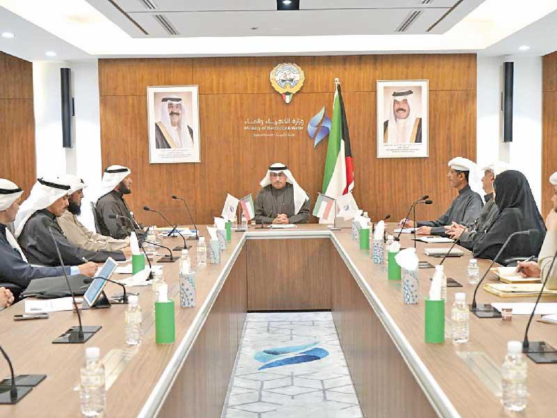 نائب رئيس مجلس الوزراء، وزير النفط وزير الكهرباء والماء والطاقة المتجددة د. محمد الفارس مترئساً اجتماع قيادات الكهرباء أمس