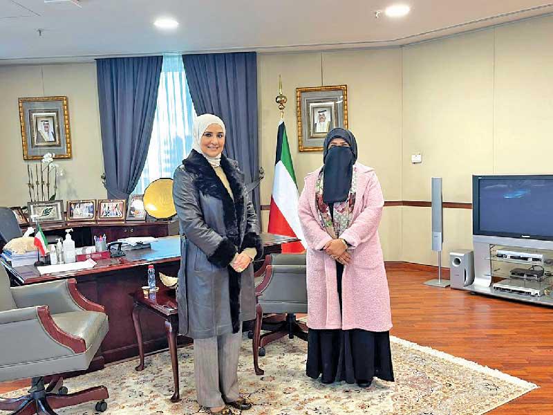 مريم العقيل تسلمت دراسة  د. بشاير الديكان حول الفسادn